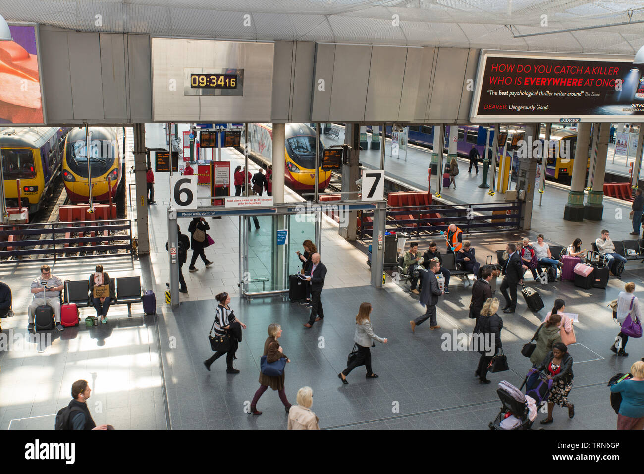 Le persone che arrivano alla stazione di Piccadilly, Manchester, Gran Bretagna. Foto Stock