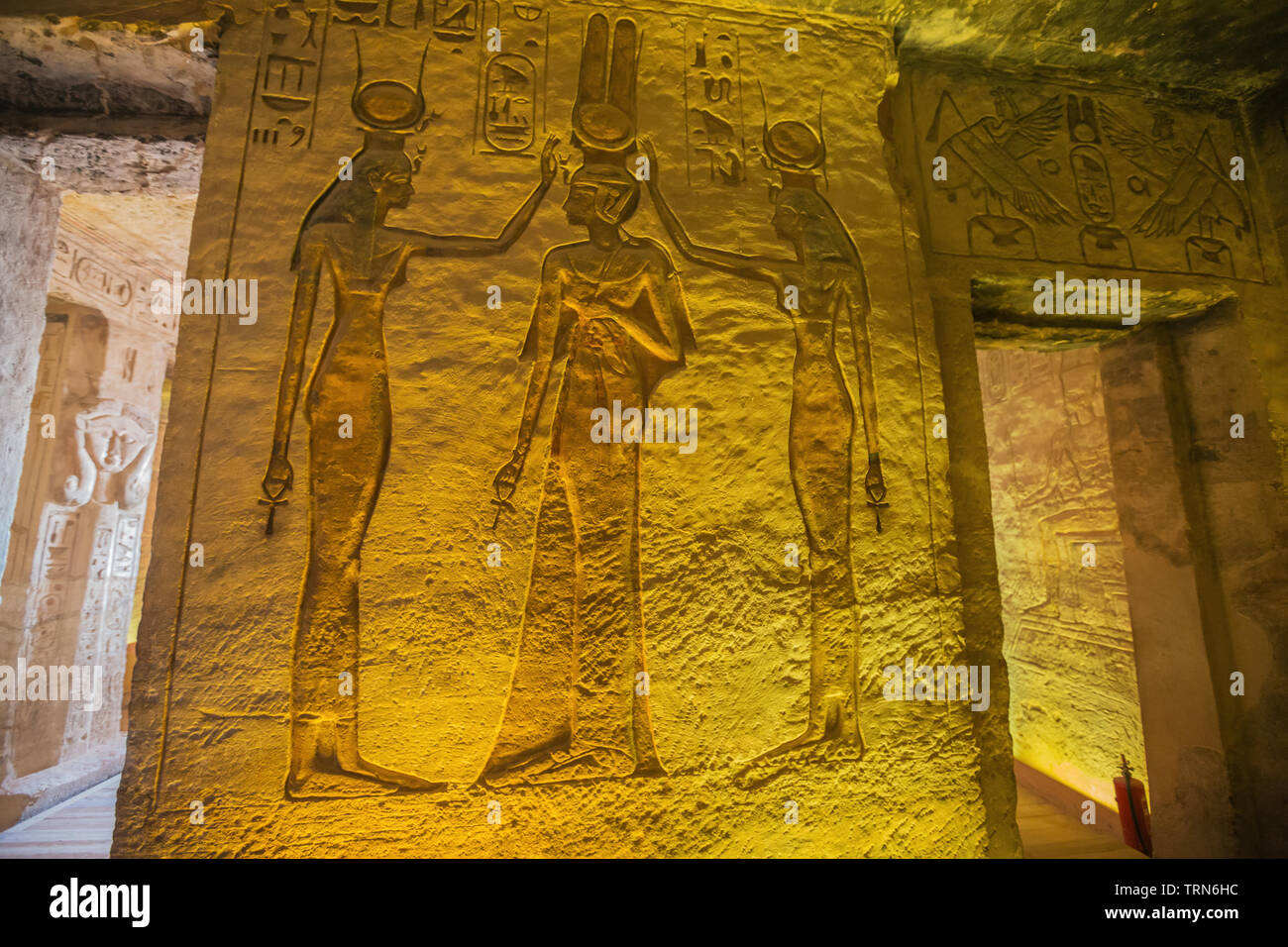 Nefertari insieme con Hathor e Isis, raffigurato nel piccolo tempio di Abu Simbel Foto Stock