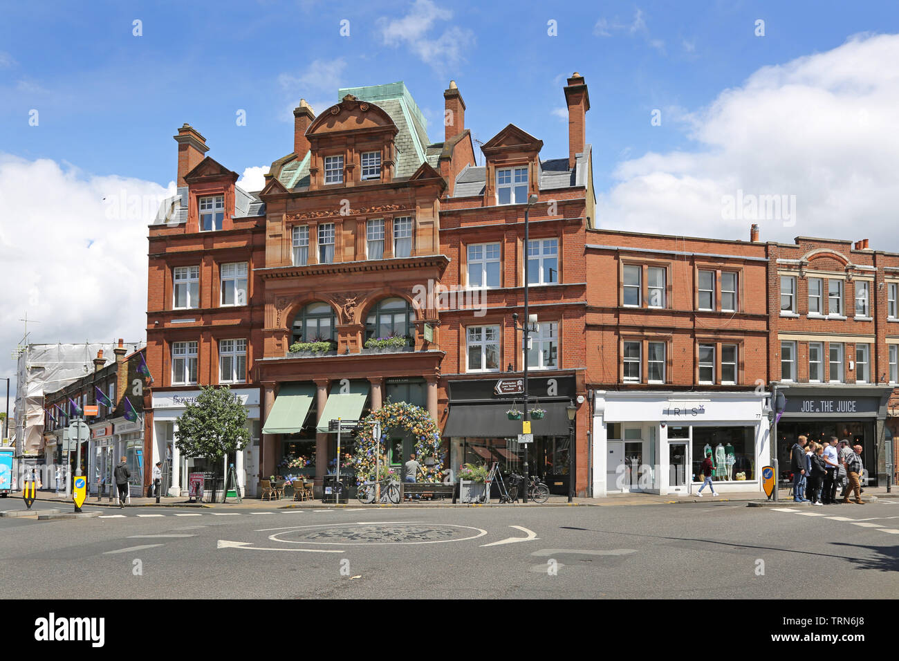 Wimbledon Village, a sud-ovest di Londra, Regno Unito, vicino al famoso club di tennis. Mostra l'Edera cafe e negozi sulla giunzione di High Street e la strada della Chiesa Foto Stock