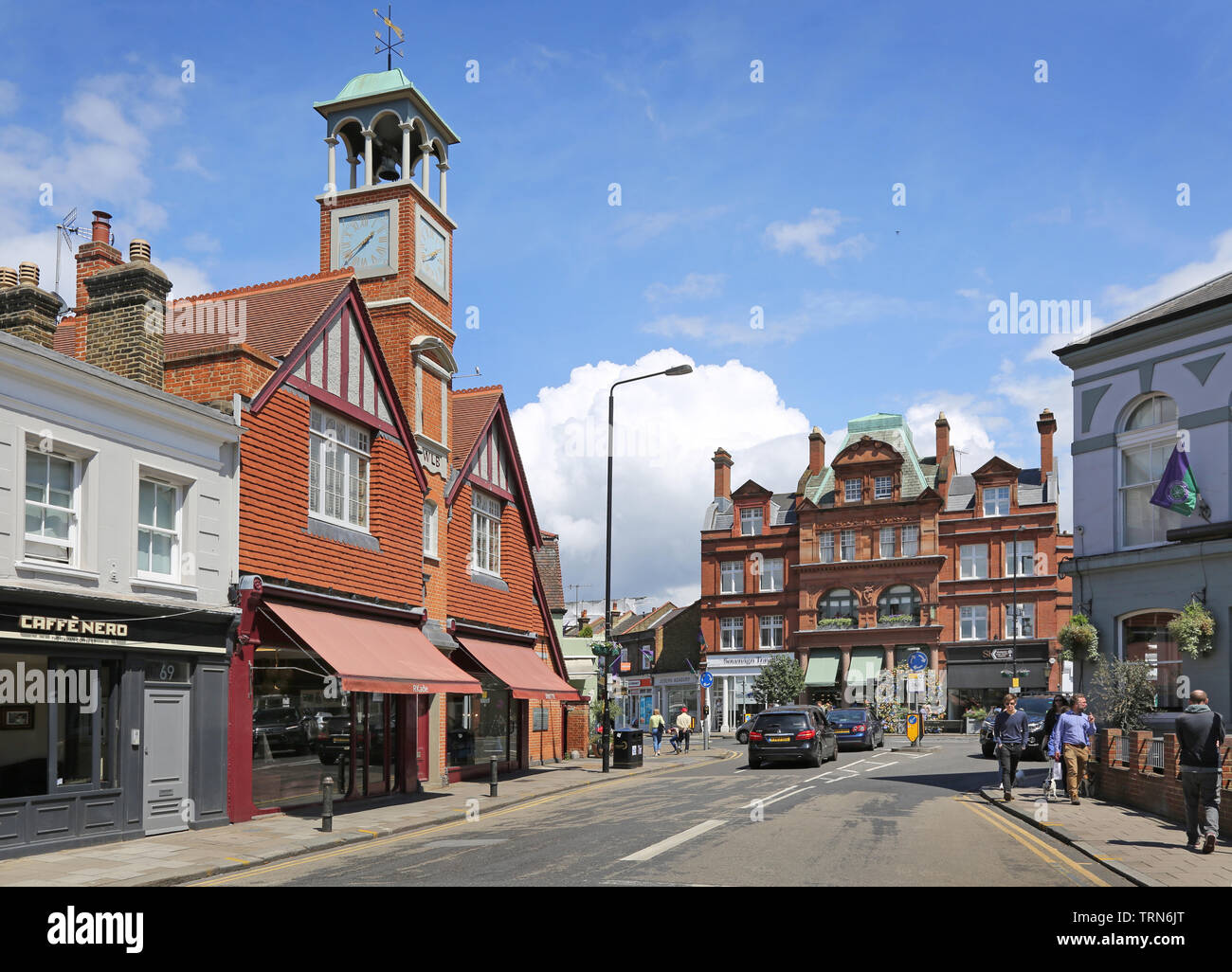 Wimbledon Village, a sud-ovest di Londra, Regno Unito, vicino al famoso club di tennis. Mostra l'Edera cafe e negozi sulla giunzione di High Street e la strada della Chiesa Foto Stock