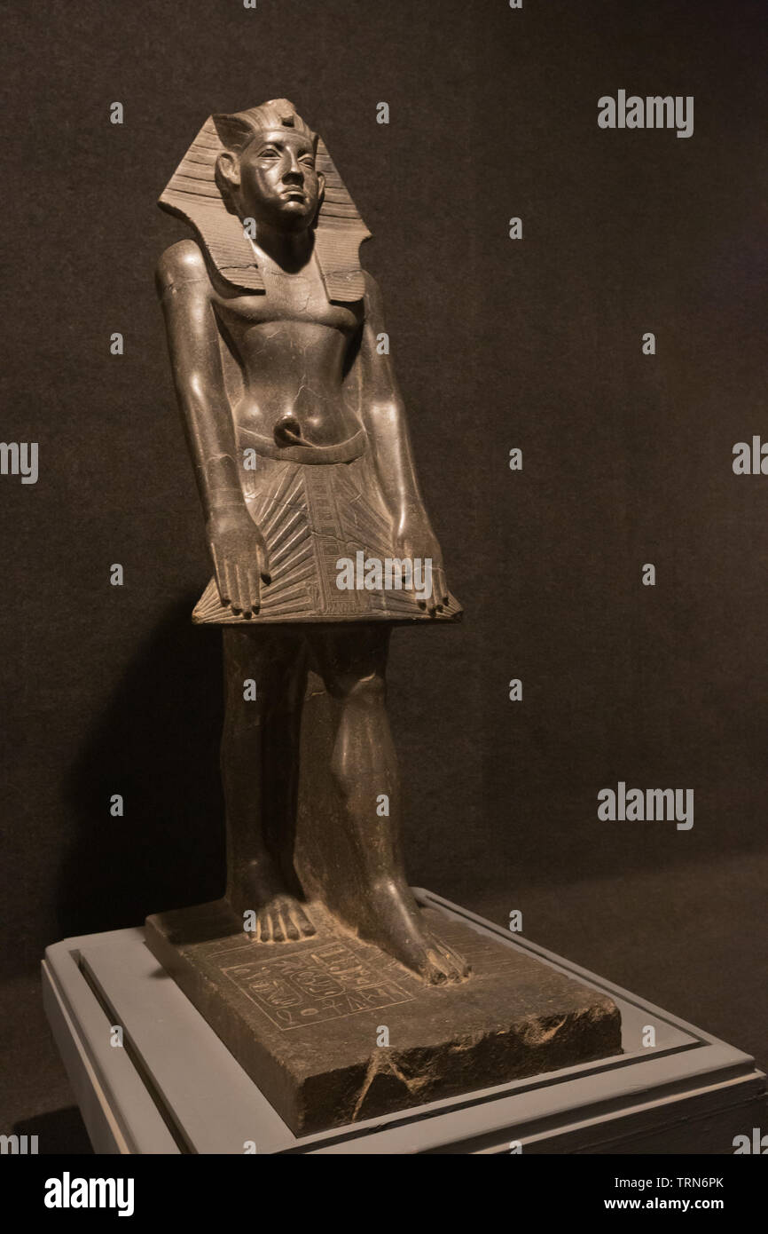 Editoriale: LUXOR, Egitto, 16 Ottobre 2018 - Close up della statua di Amenemhat III nel Museo di Luxor Foto Stock