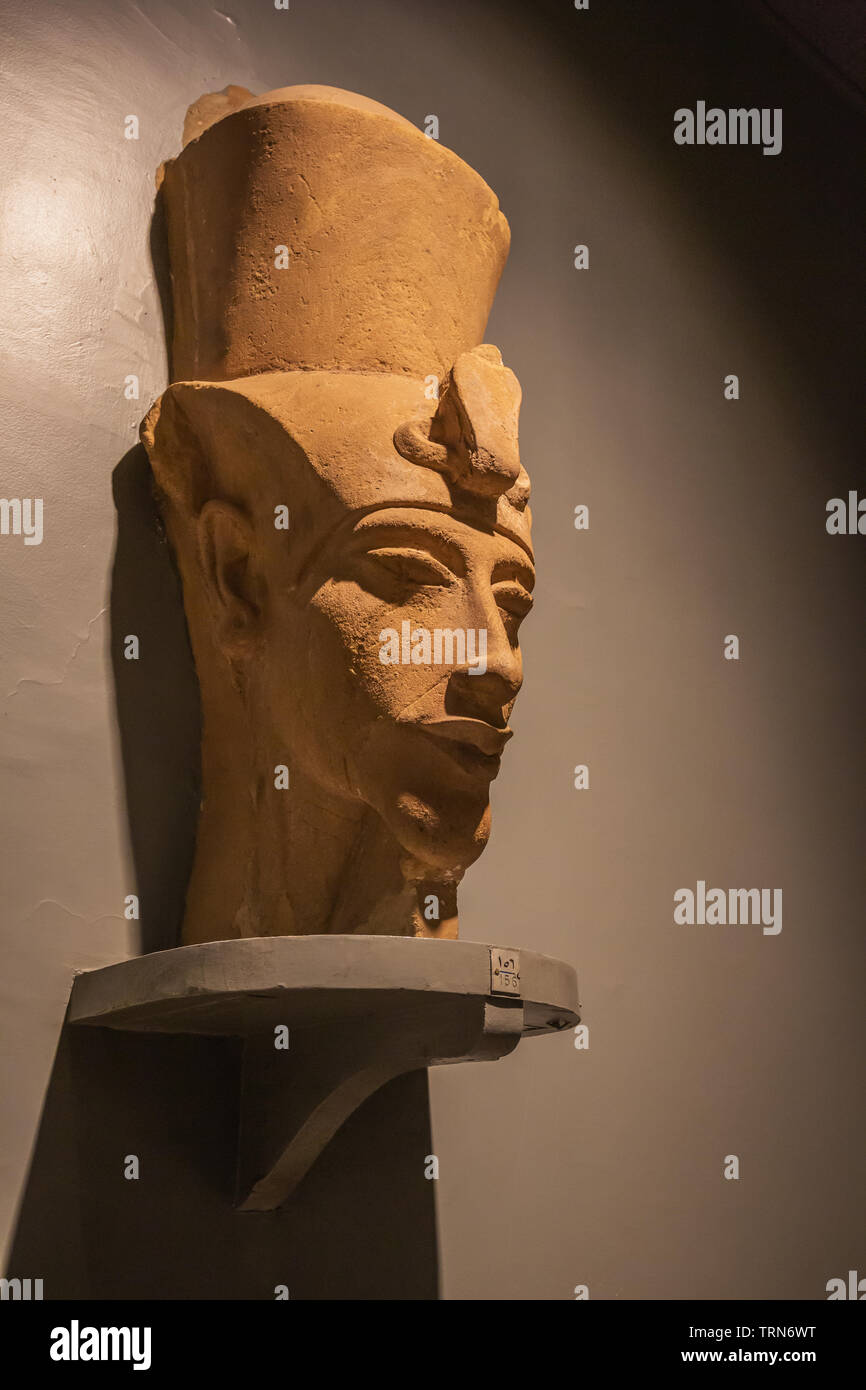 Editoriale: LUXOR, Egitto, 16 Ottobre 2018 - Testa di Amenhotep IV anche chiamato Echnaton nel museo theLuxor Foto Stock