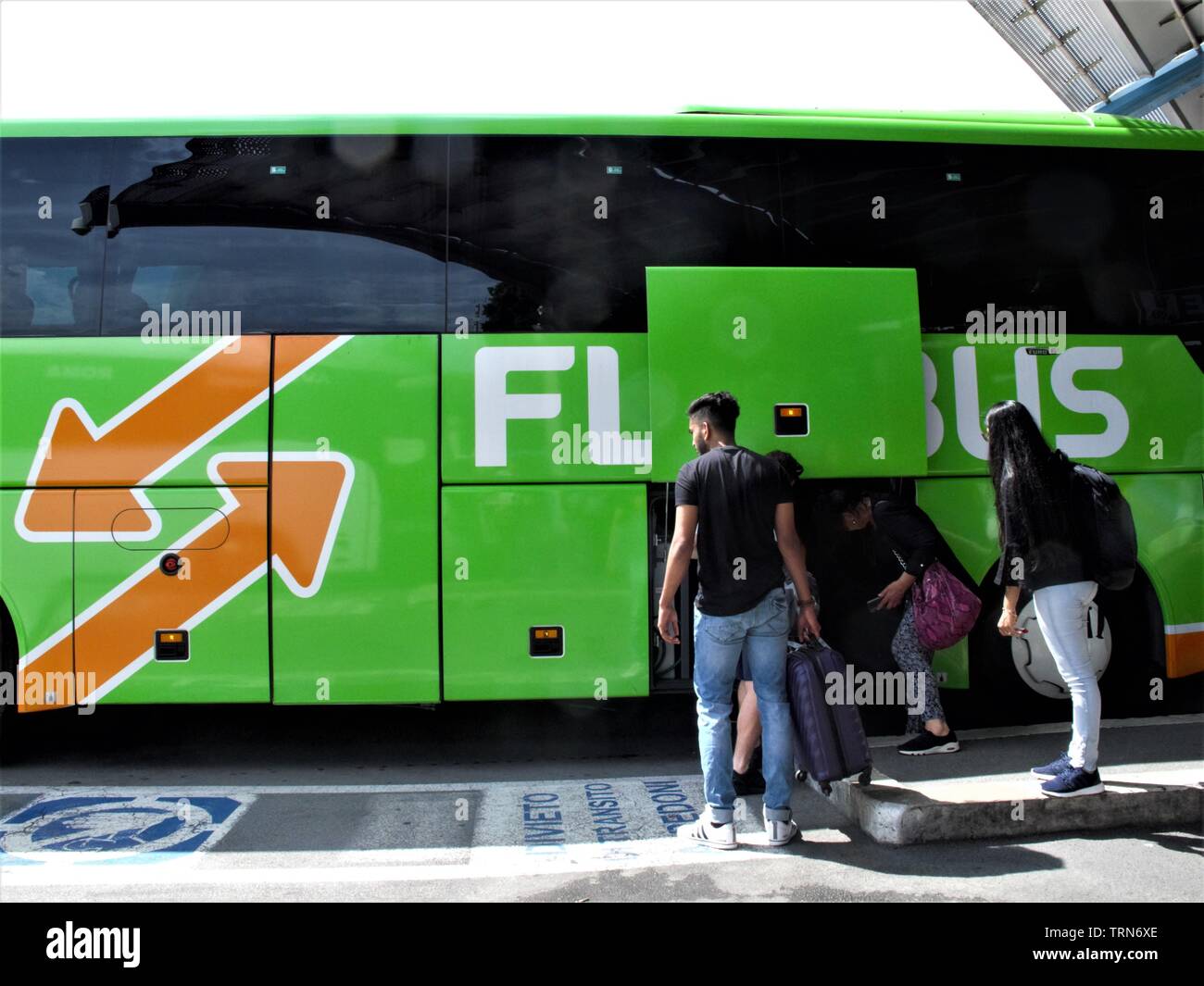Giovani caricare i bagagli su un bus Flixbus bifore lasciando Foto stock -  Alamy