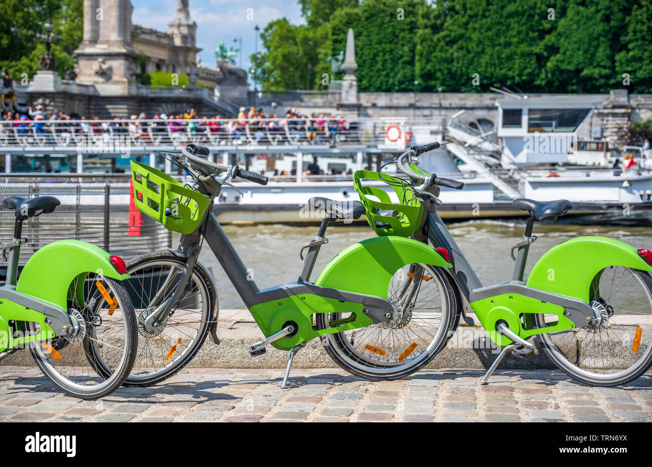 Via Parigi trasporto ibrido verde noleggio biciclette con modulo elettronico di pagamento per i viaggi in giro per la città di stand sulle rive della Senna w Foto Stock
