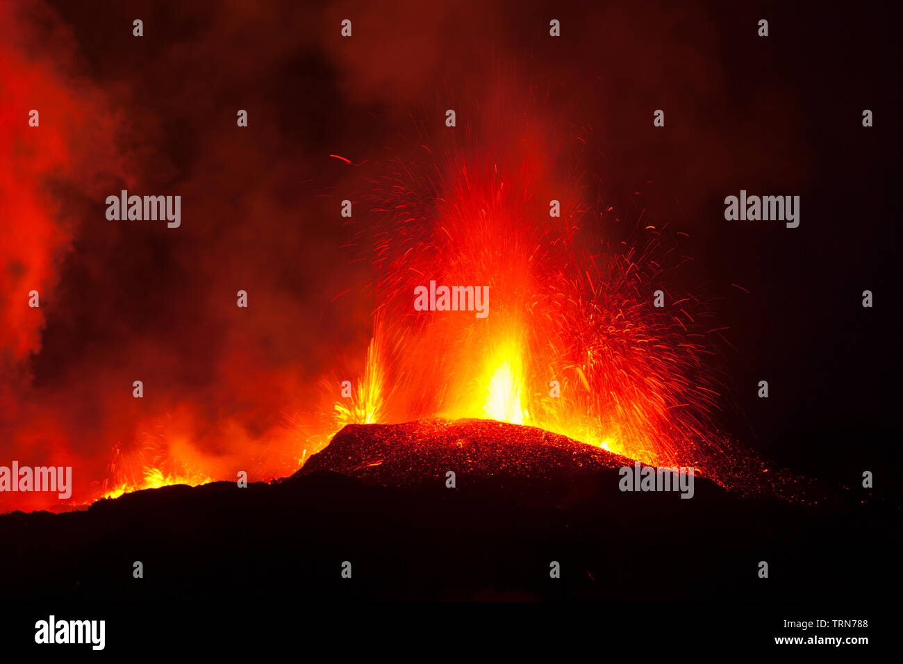 Vulcano Eyjafjallajökull. L'Islanda. Aprile 2010. Erupción volcánica en el area de Fimmvörduhals, Sur de Islandia Foto Stock