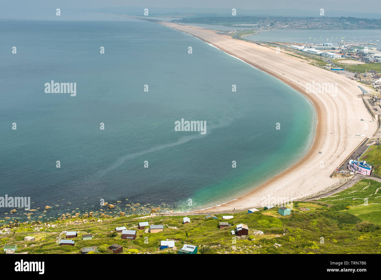 Le viste in elevazione da Portland altezze sull'isola di Portland di Chesil Beach con ombrelloni, Dorset, England, Regno Unito, Europa Foto Stock