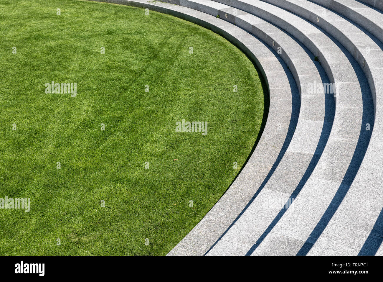 Tagliata di fresco, ben mantenute e prato, scale curve all'erba verde astratta. Foto Stock
