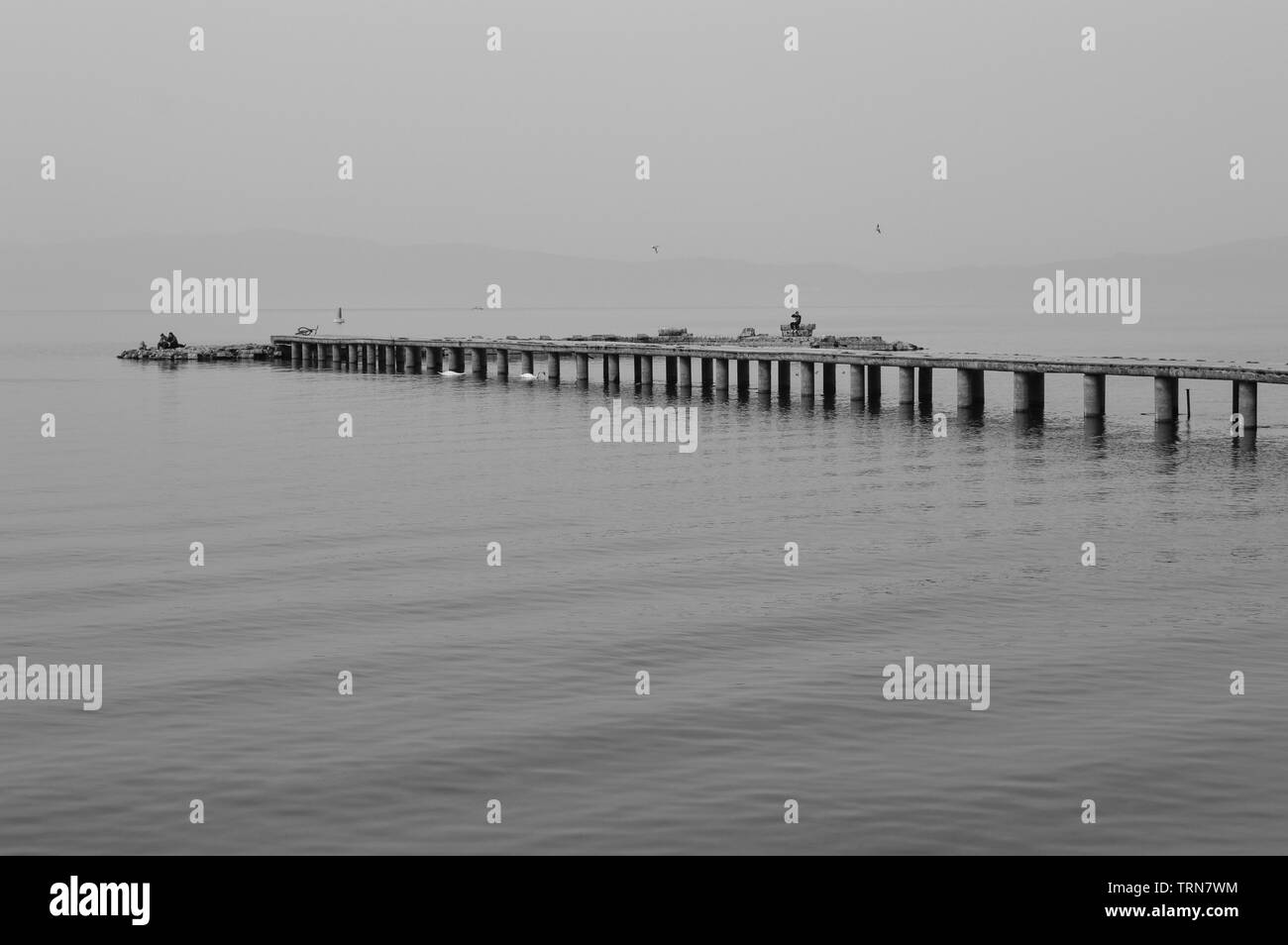 Mole di pietra sul lago di Ohrid, la fotografia in bianco e nero Foto Stock
