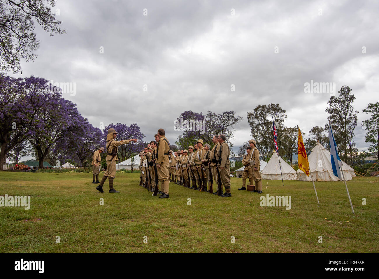 Talana Museum, Dundee, Sud Africa, 20 ottobre, 2018. Membri della Dundee ultimi irriducibili raccogliere per l annuale rievocazione del 20 ottobre 1899 Battaglia di Talana Hill. Fu il primo grande scontro tra inglesi e forze di Boer nella Seconda guerra boera. Il Britannico ha subito pesanti perdite di vite umane, compreso il loro Generale, Sir William Penn Symons, ma ha vinto il giorno. Immagine: Jonathan Oberholster/Alamy Foto Stock