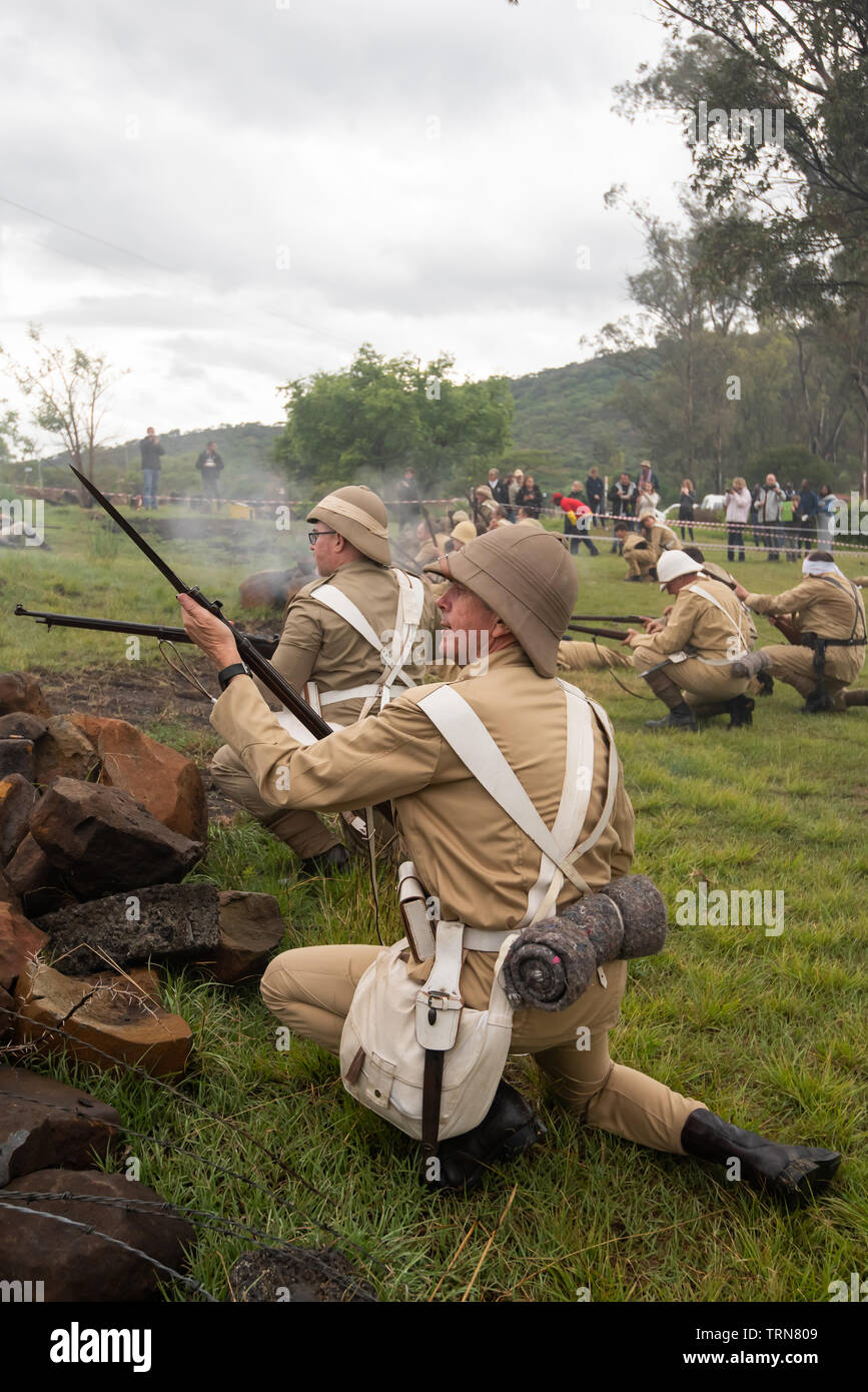 Talana Museum, Dundee, Sud Africa, 20 ottobre, 2018. Membri della Dundee ultimi irriducibili raccogliere per l annuale rievocazione del 20 ottobre 1899 Battaglia di Talana Hill. Fu il primo grande scontro tra inglesi e forze di Boer nella Seconda guerra boera. Il Britannico ha subito pesanti perdite di vite umane, compreso il loro Generale, Sir William Penn Symons, ma ha vinto il giorno. Immagine: Jonathan Oberholster/Alamy Foto Stock