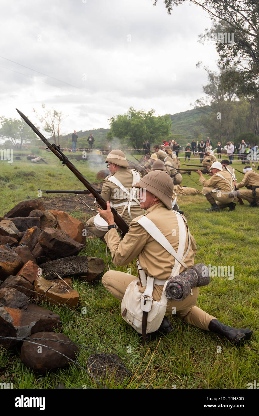 Talana Museum, Dundee, Sud Africa, 20 ottobre, 2018. Membri della Dundee ultimi irriducibili raccogliere per l annuale rievocazione del 20 ottobre 1899 Battaglia di Talana Hill. Fu il primo grande scontro tra inglesi e forze di Boer nella Seconda guerra boera. Il Britannico ha subito pesanti perdite di vite umane, compreso il loro Generale, Sir William Penn Symons, ma ha vinto il giorno. Immagine: Jonathan Oberholster/Alamy Foto Stock