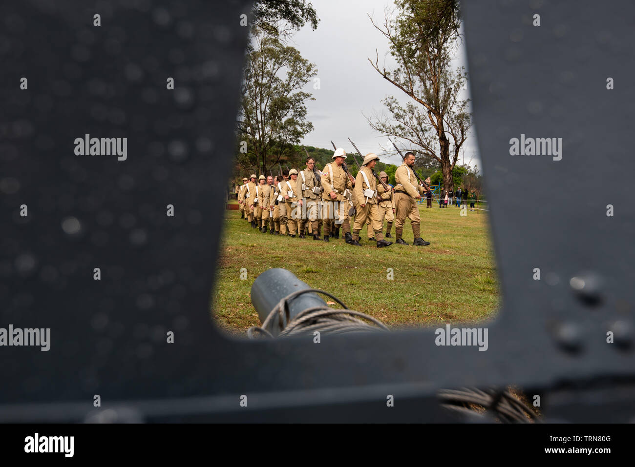 Talana Museum, Dundee, Sud Africa, 20 ottobre, 2018. Membri della Dundee ultimi irriducibili raccogliere per l annuale rievocazione del 20 ottobre 1899 Battaglia di Talana Hill. Fu il primo grande scontro tra inglesi e forze di Boer nella Seconda guerra boera. Il Britannico ha subito pesanti perdite di vite umane, compreso il loro Generale, Sir William Penn Symons, ma ha vinto il giorno. Immagine: Jonathan Oberholster/Alamy Foto Stock