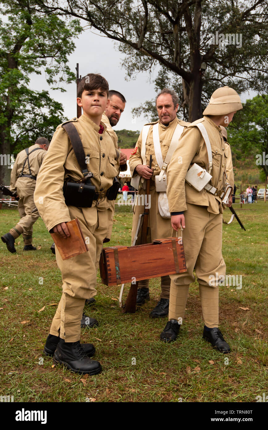 Talana Museum, Dundee, Sud Africa, 20 ottobre, 2018. Membri della Dundee ultimi irriducibili raccogliere per l annuale rievocazione del 20 ottobre 1899 Battaglia di Talana Hill. Fu il primo grande scontro tra inglesi e forze di Boer nella Seconda guerra boera. Il Britannico ha subito pesanti perdite di vite umane, compreso il loro Generale, Sir William Penn Symons, ma ha vinto il giorno. Immagine: Jonathan Oberholster/Alamy Foto Stock