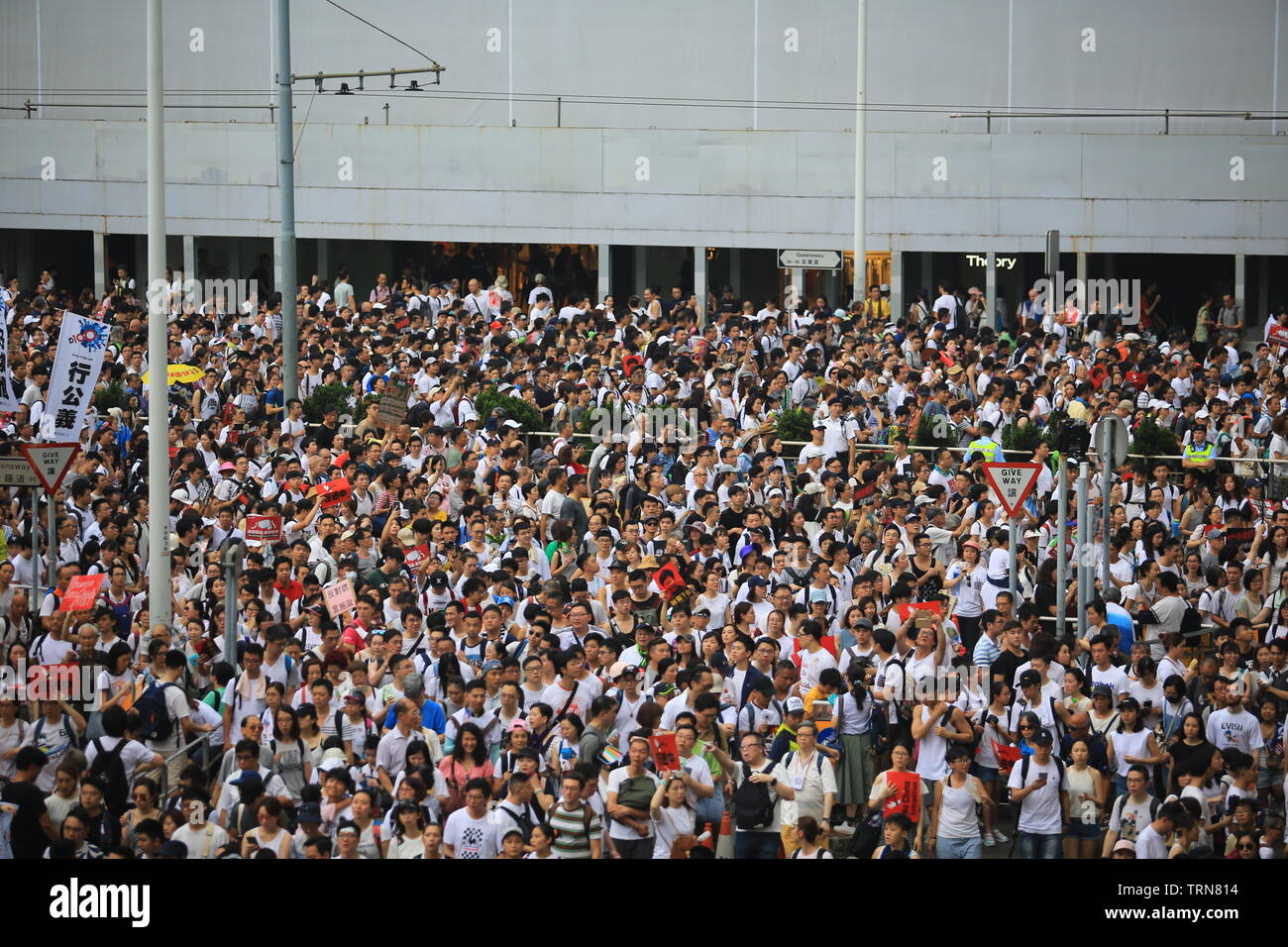 La folla protesta per il rally. Più di 150.000 manifestanti hanno percorso le strade di Hong Kong domenica per opporsi a un controverso disegno di legge in materia di estradizione Foto Stock