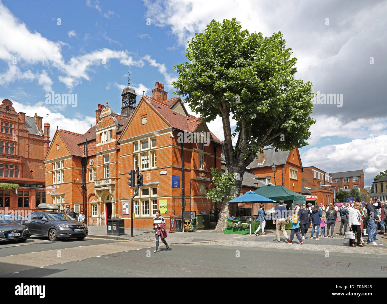 Il torneo di Wimbledon, Londra, Regno Unito. Libreria di Wimbledon; edificio vittoriano nell'angolo di Wimbledon Hill Road (sinistra) e St Marks Place (a destra). Foto Stock