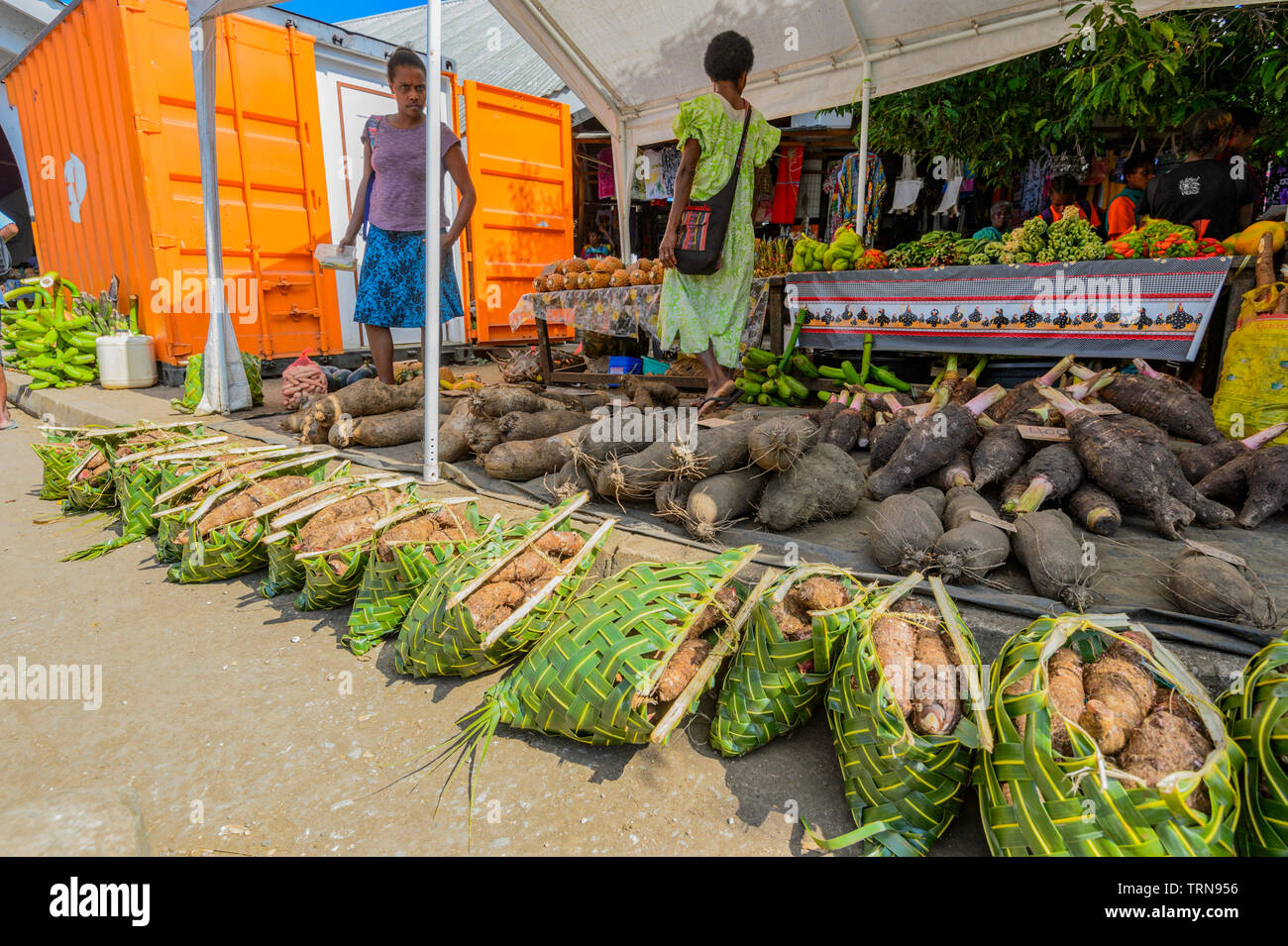 Pressione di stallo di mercato con tessuto cesti di ortaggi a radice per la vendita al mercato di Port Vila, Vanuatu, Melanesia Foto Stock