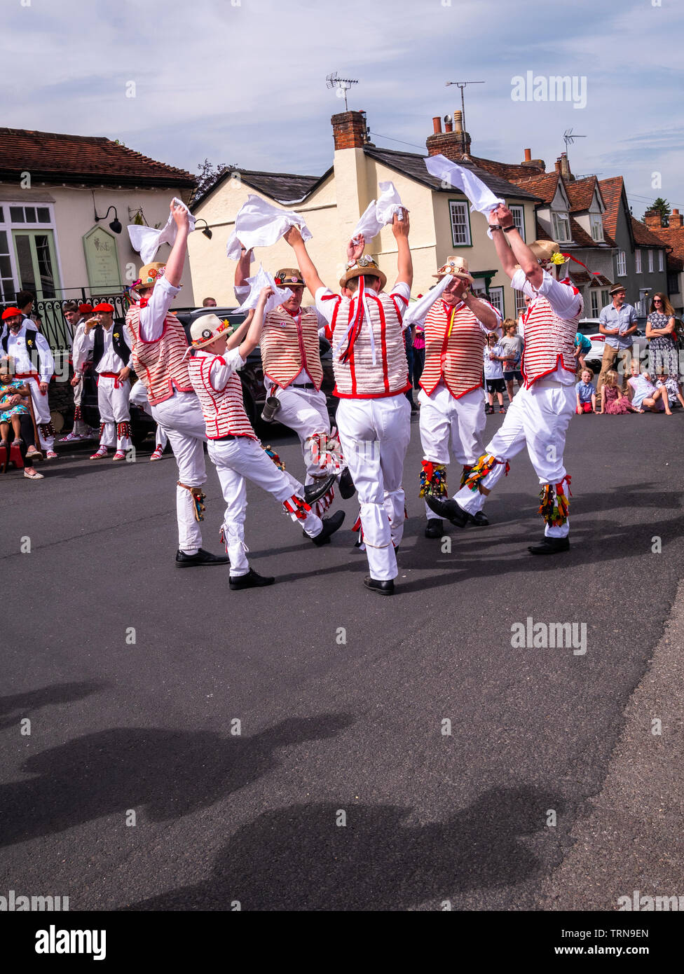 Thaxted Morris Dance gli uomini in grande Bardfield Braintree Essex REGNO UNITO come parte di Morris Ring Festival di Morris Dancing Foto Stock