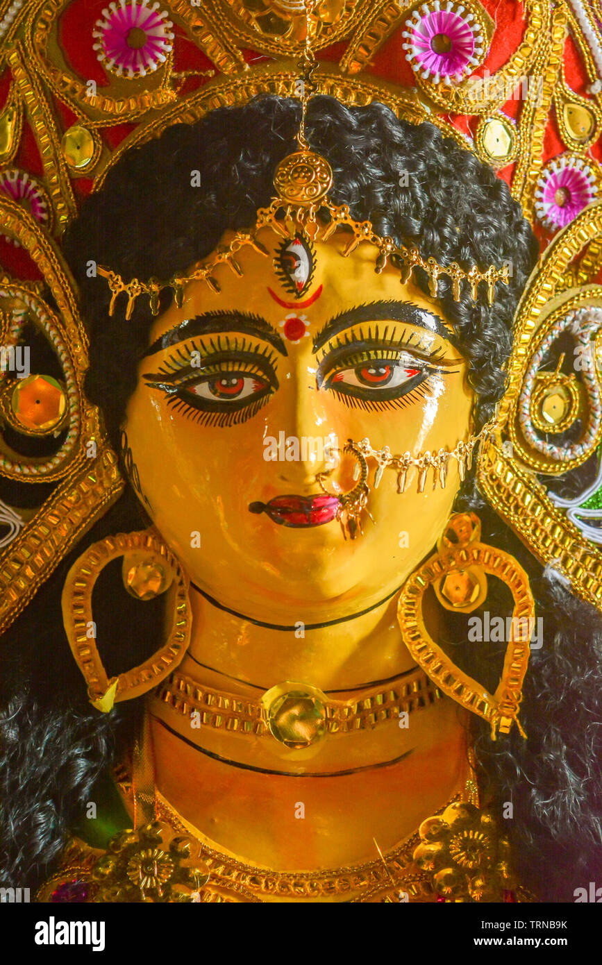 Un vicino la faccia della dea Maa Durga idolo. Un simbolo della forza e del potere come per l induismo. Questo ritratto è stata presa durante la Durga Puja celebrazioni a un Foto Stock