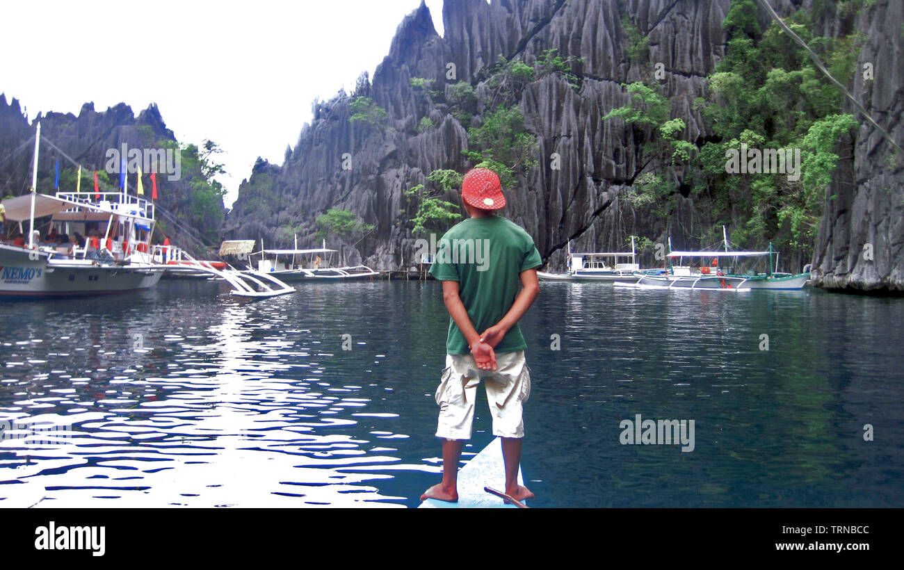 Il parcheggio per le barche di andare a il Kayangan lake è chiara e snorkeling degno. La formazione di rocce e vegetazione è uno spettacolo per gli occhi. Foto Stock
