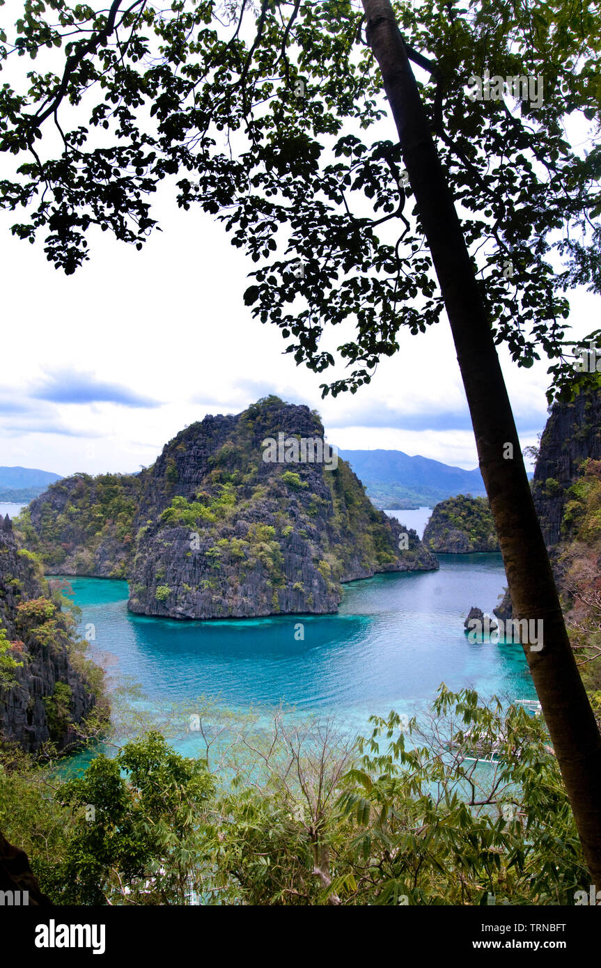 Il famoso punto di vista il Kayangan lago si affaccia l'acqua dove le barche ormeggiate e gli isolotti che la circondano. L'acqua è così chiaro sott'acqua. Foto Stock