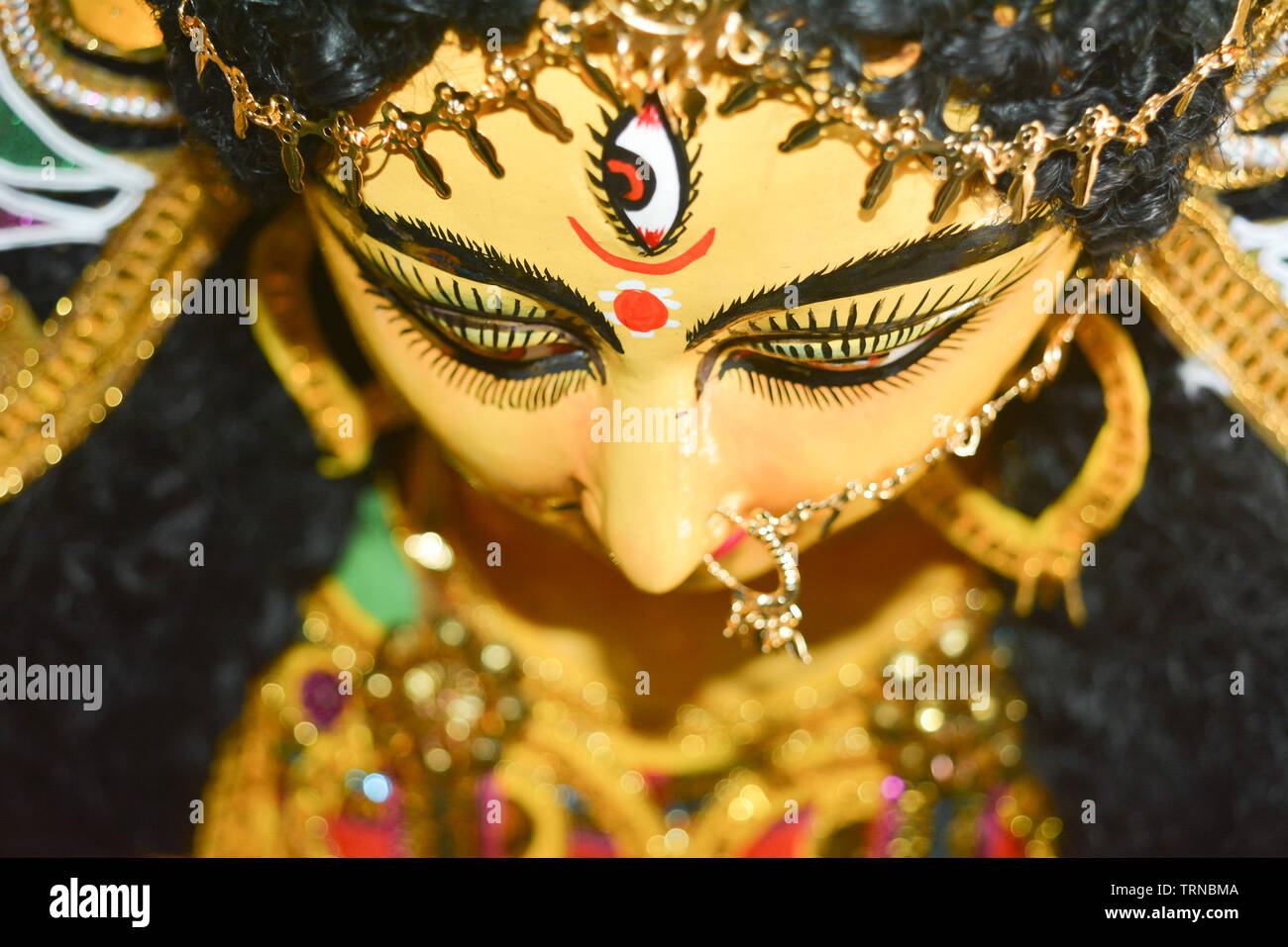 Close up di Durga Maa con un terzo occhio o 'TriNayani'. Un simbolo della forza e del potere. Fotografia Portrait catturata da un famoso vasaio studio in Ku Foto Stock