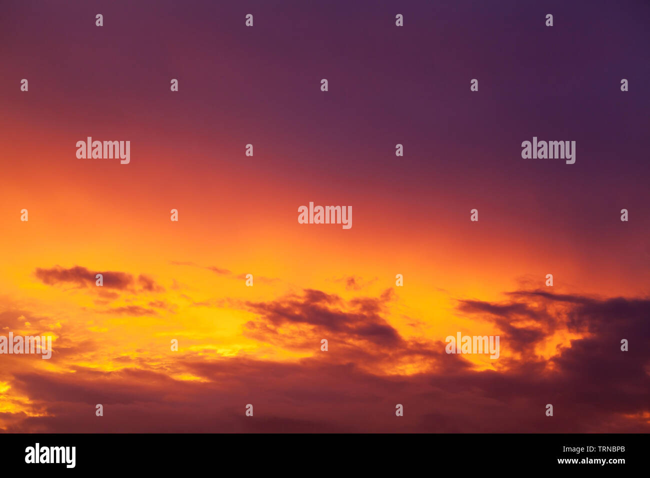 Colorato nuvoloso cielo tropicale al tramonto, naturali foto di sfondo Foto Stock