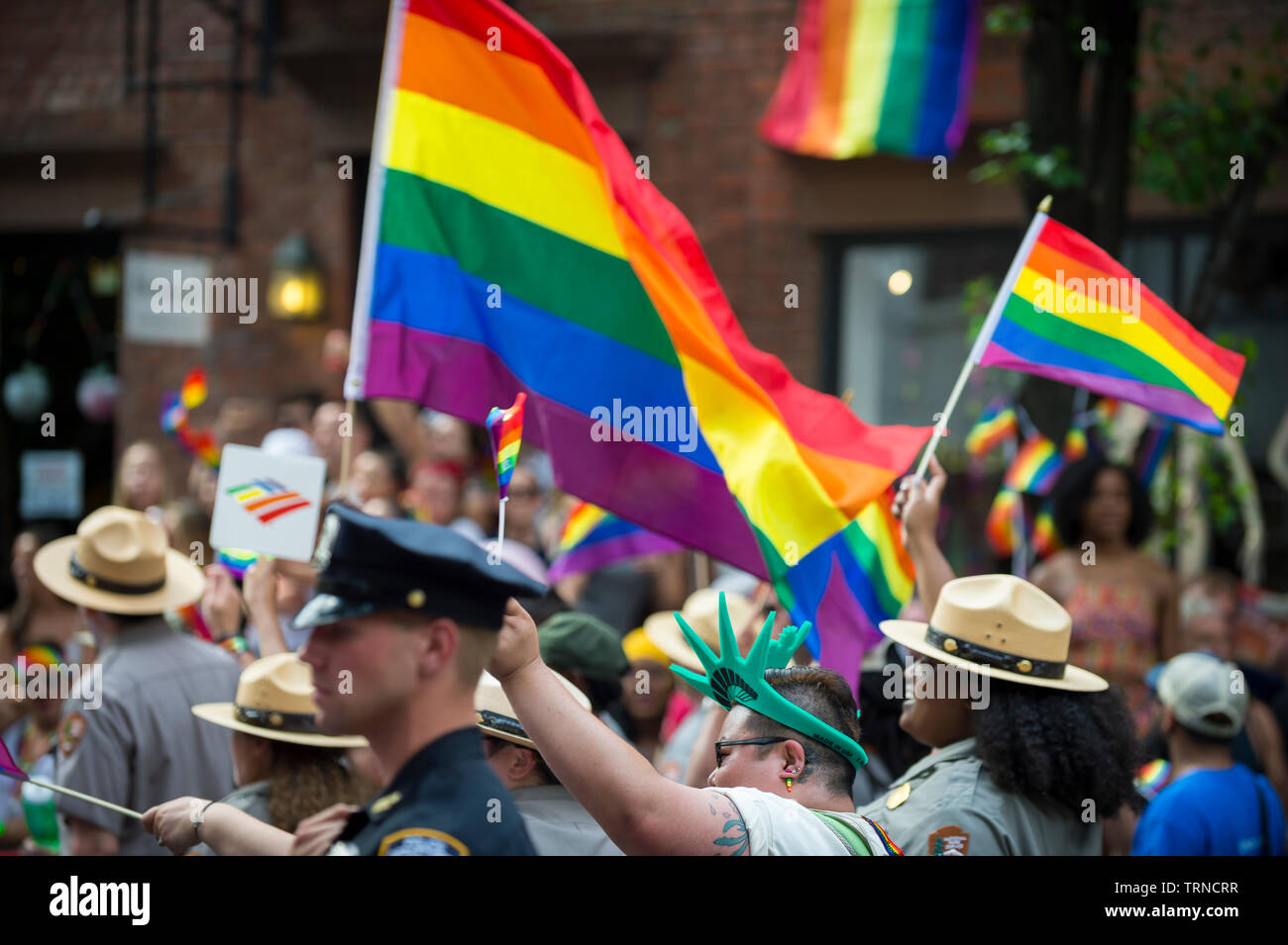 NEW YORK CITY - Giugno 25, 2017: una giovane NYPD police officer fornisce la sicurezza come l'annuale Gay Pride Parade passa per Greenwich Village. Foto Stock