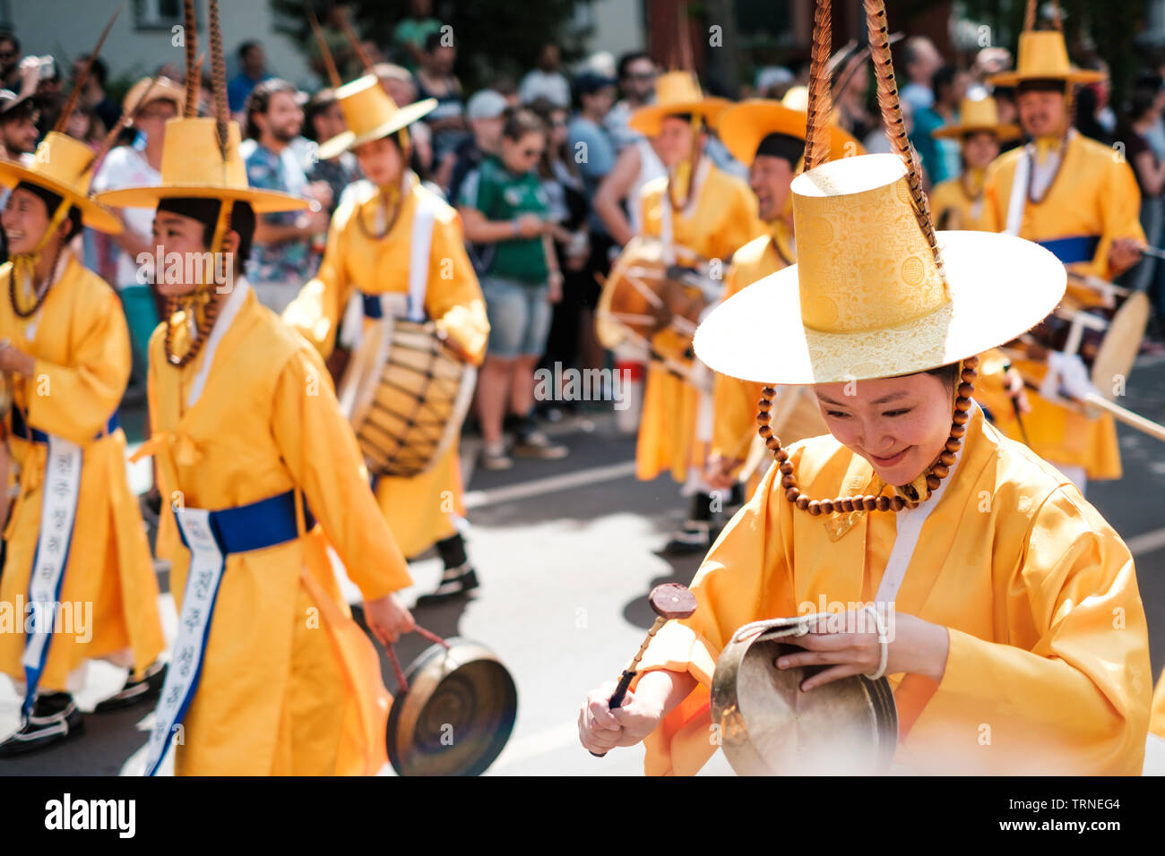 Berlino, Germania - Giugno 2019: popolo coreano in costumi tradizionali in esecuzione al Karneval der Kulturen (il Carnevale delle culture di Berlino Foto Stock