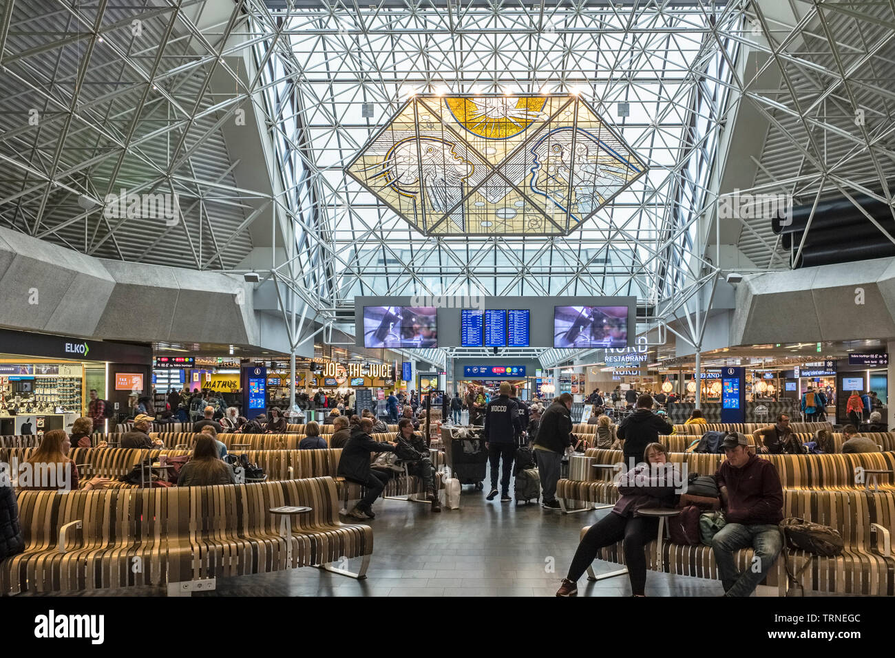 Nella sala partenze a Keflavík International Airport, Islanda. Íkarus (Icaro), una grande vetrata opera dell artista Leifur Breiðfjörð Foto Stock