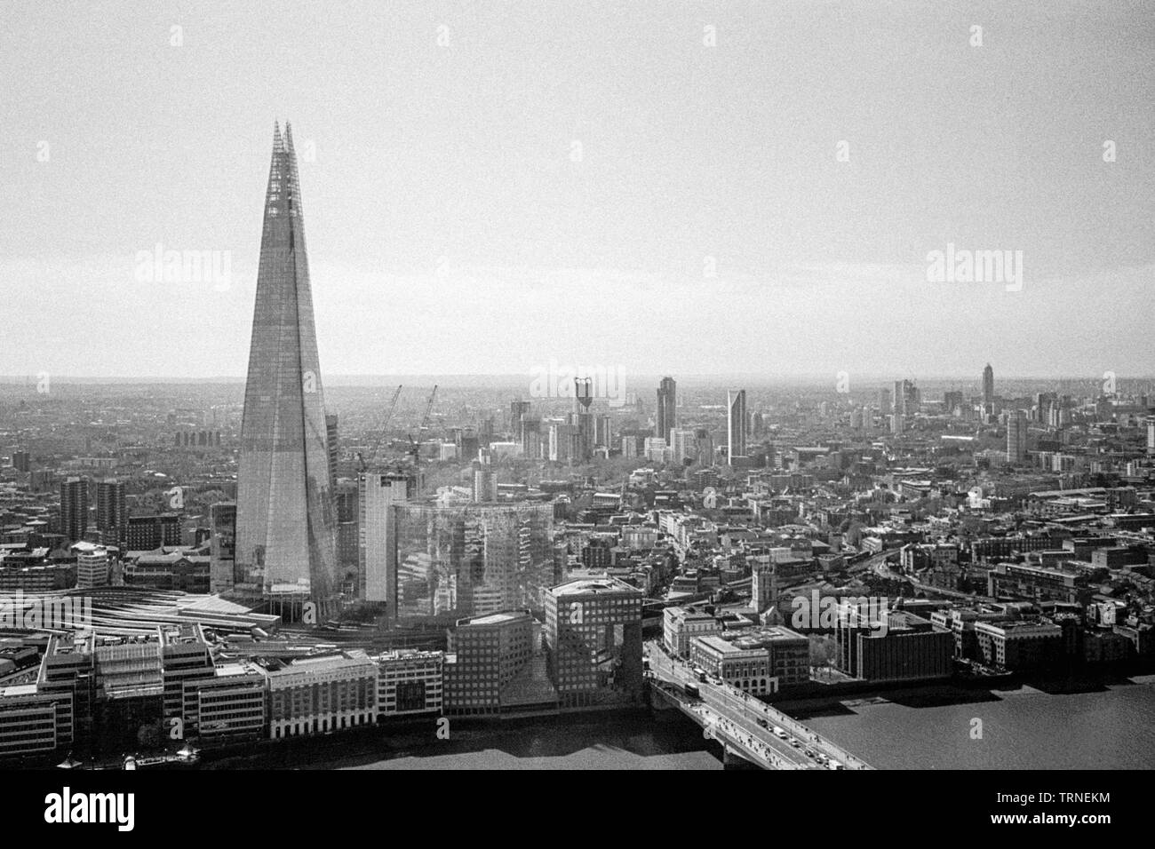 La Shard fotografata da Sky Garden, 20 Fenchurch Street, Londra, Inghilterra, Regno Unito. Foto Stock