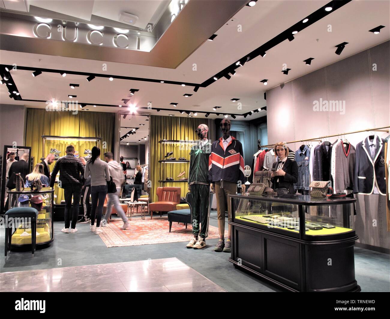 Gucci abbigliamento a La Rinascente negozio di moda a Roma Foto stock -  Alamy