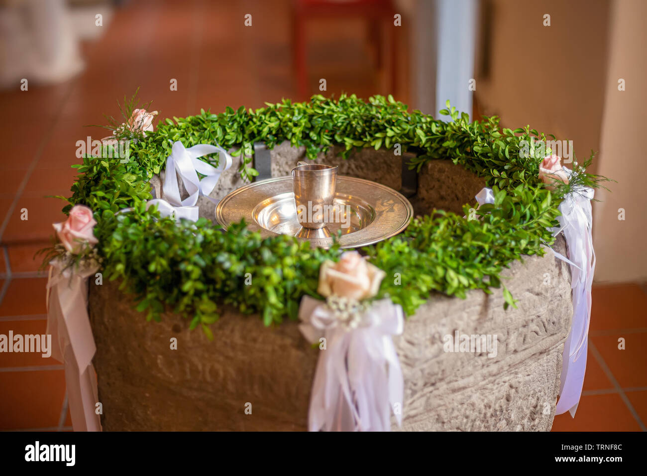 Decorate il battesimo font in una chiesa tedesca - profondità di campo Foto Stock