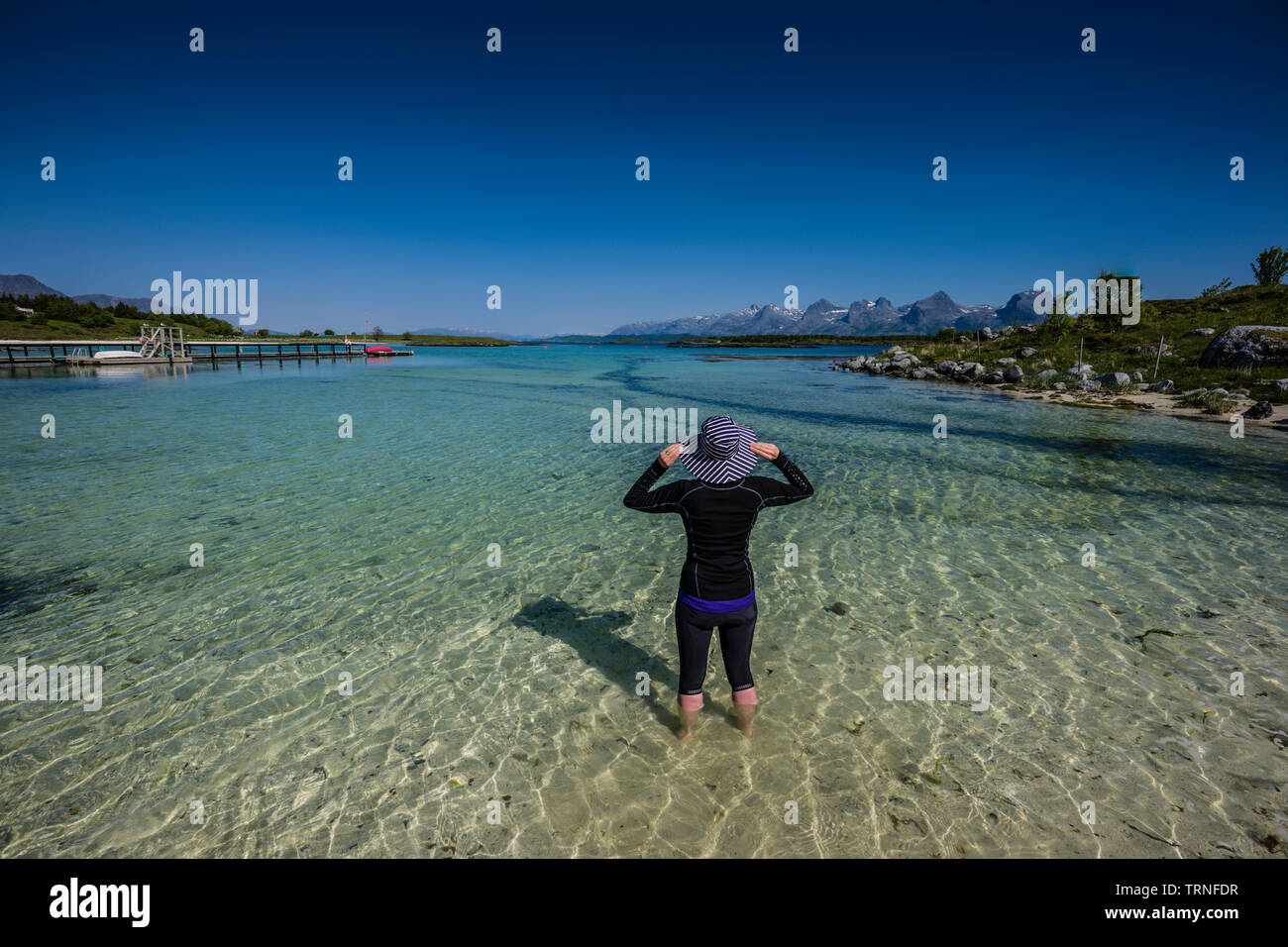 La donna nel cappello godendo il tempo in estate a Heroy Isola, Norvegia, estate 2019. Foto Stock