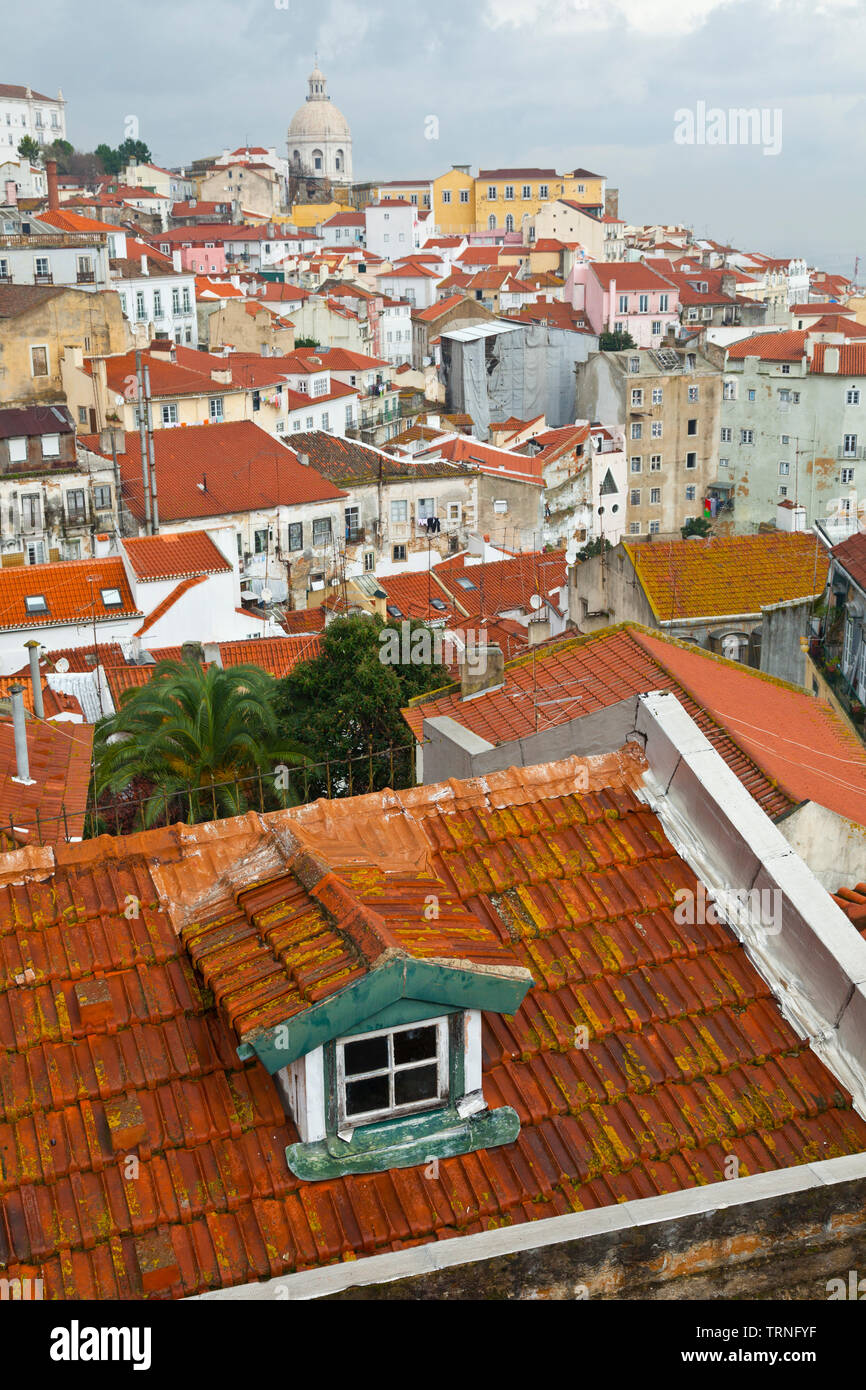 Barrio Alfama e iglesia de Santo Estevao desde Mirador de Santa Luzia. Ciudad de Lisboa, Portogallo, Península Ibérica, Europa Foto Stock