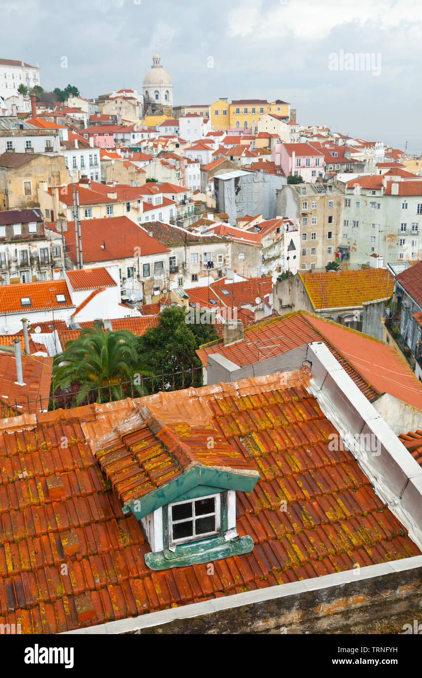 Barrio Alfama e iglesia de Santo Estevao desde Mirador de Santa Luzia. Ciudad de Lisboa, Portogallo, Península Ibérica, Europa Foto Stock