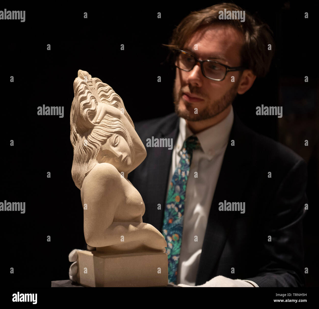 Bonhams, Londra, Regno Unito. Il 10 giugno 2019. Bonhams moderno britannico & arte irlandese vendita anteprima. Un grande carving, mai visto prima in pubblico, dal maestro scultore Eric Gill (1882-1940): la scultura, ragazza con pettine tra i capelli, scolpiti circa 1928, conduce alla vendita e ha una stima di £ 200,000-300,000. Credito: Malcolm Park/Alamy Live News. Foto Stock