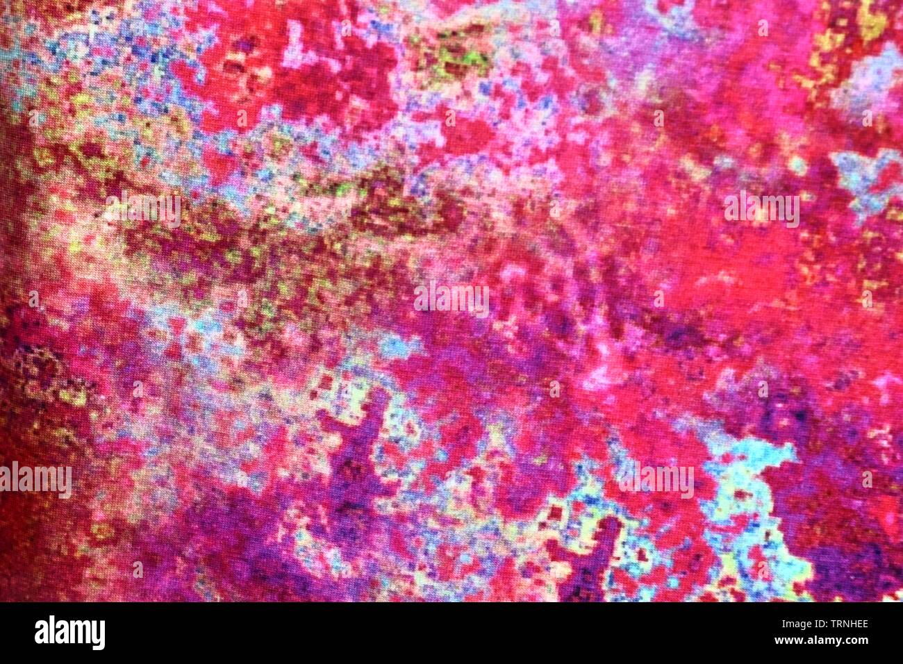 Vista ravvicinata sulla colorata appeso ripiegato e tessuti e prodotti tessili in alta risoluzione trovati su un mercato di tessuti in Flensburg Foto Stock