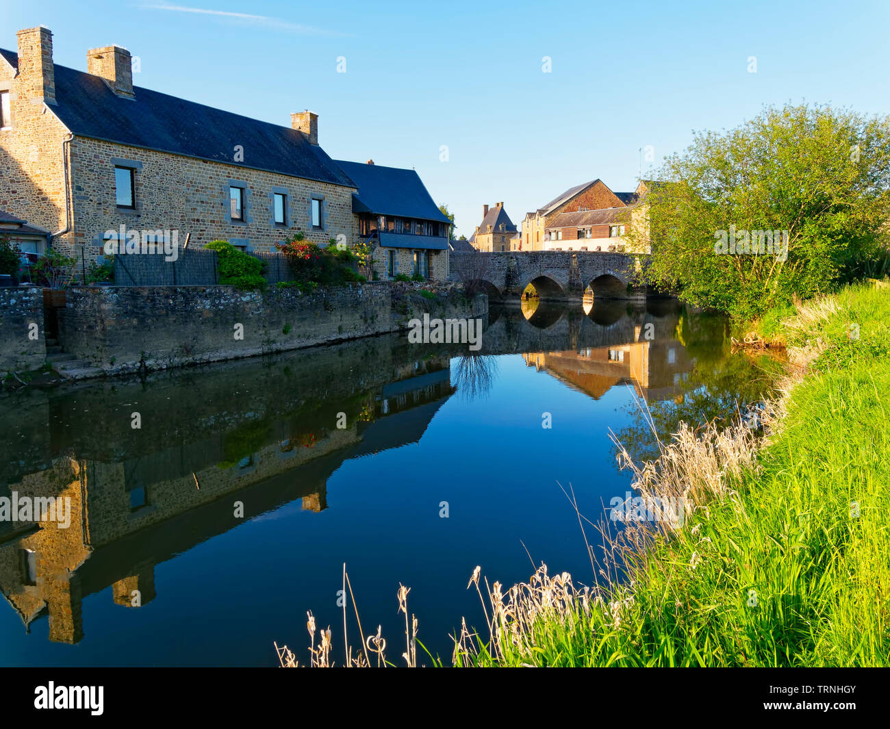 Nella città di Ducey-les-Cheris insetti volare sopra le acque del fiume Selune. Foto Stock