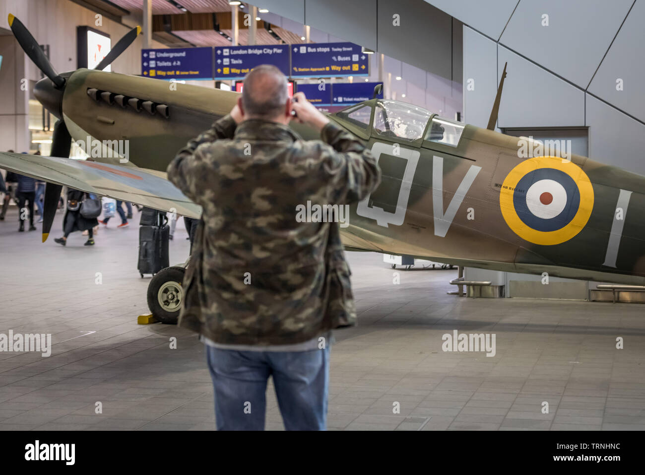 Londra, Regno Unito. Il 31 maggio 2019. Un full-sized replica Spitfire aeromobile è svelata l'atrio della stazione presso la stazione di London Bridge da Imperial War Museum (IWM) per contrassegnare 75 anni poiché il D-Day. Lo Spitfire provvista indispensabile supporto aereo per lo sbarco in Normandia come un caccia bombardiere. Credito: Guy Corbishley/Alamy Live News Foto Stock