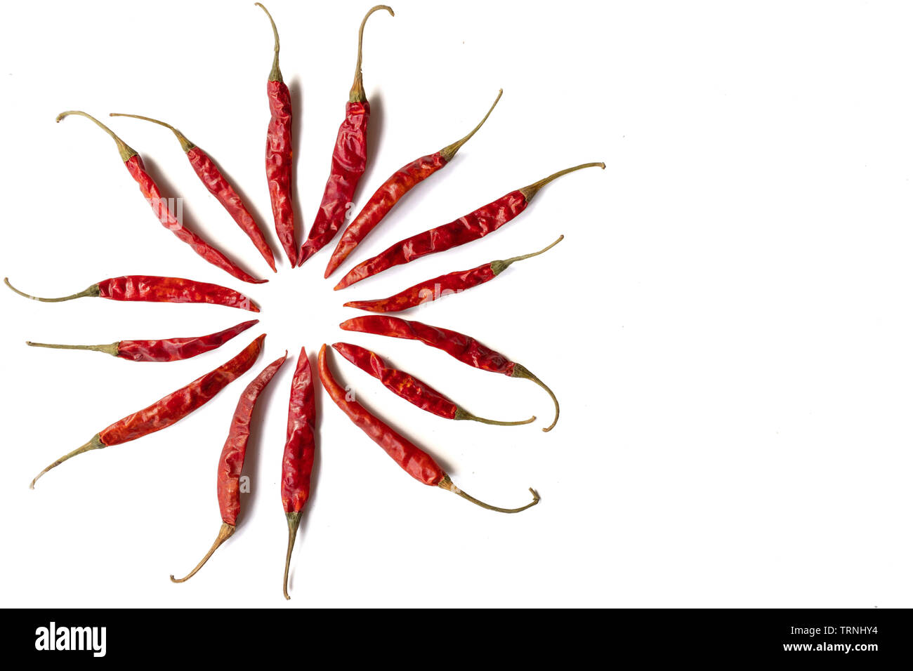 Rosso peperoncino essiccato o rilassatevi nel gruppo isolato su sfondo bianco. Foto Stock
