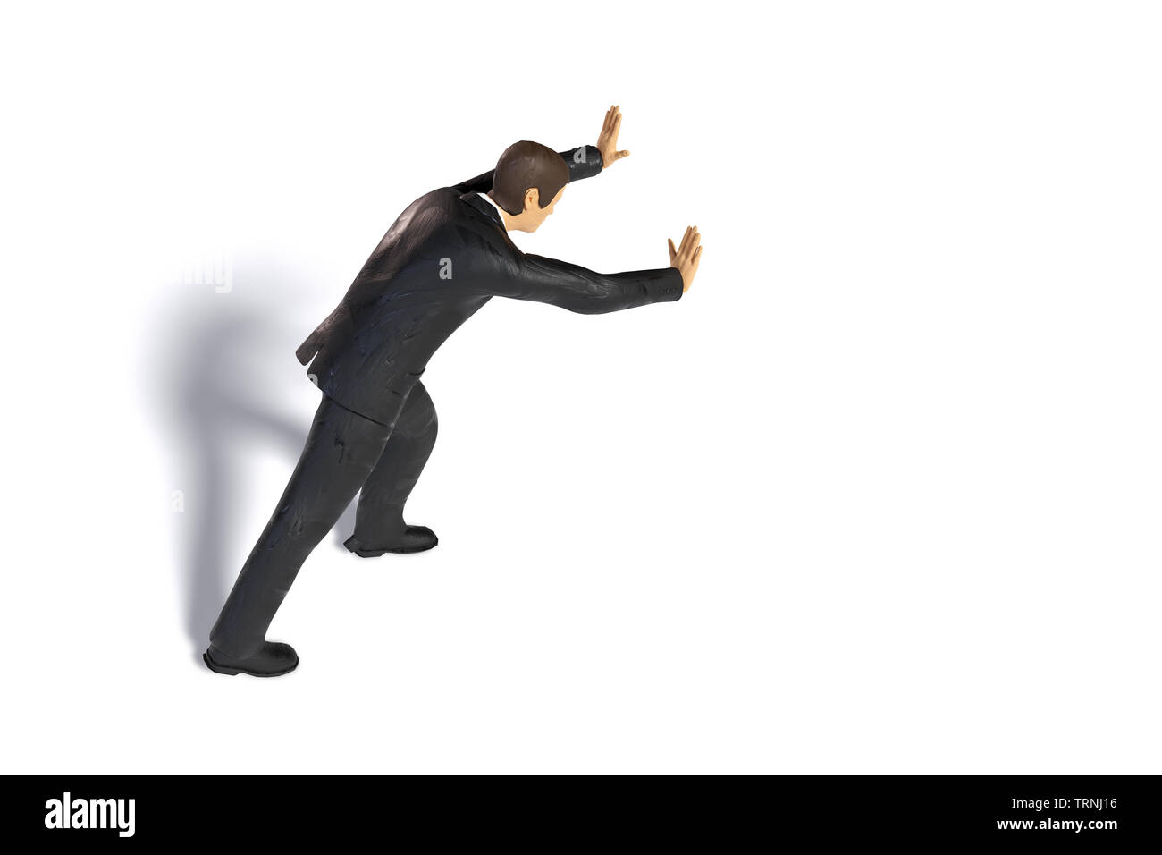 Giocattolo imprenditore in miniatura spingendo, statuetta concetto isolato con ombra su sfondo bianco Foto Stock