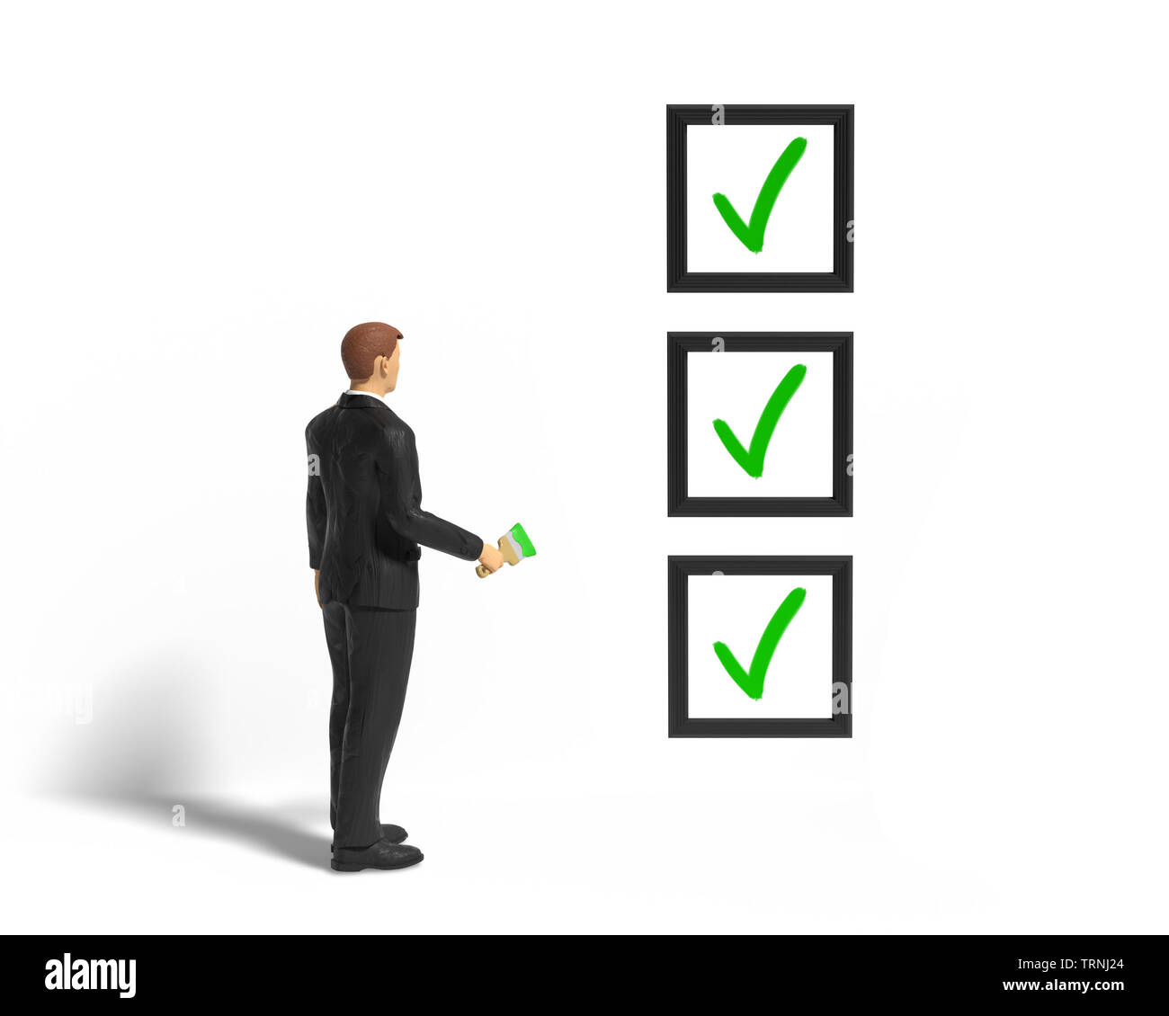 Miniatura imprenditore di figurine di carattere con la lista di controllo e la spazzola con della vernice verde di fronte a un muro, isolato su sfondo bianco Foto Stock