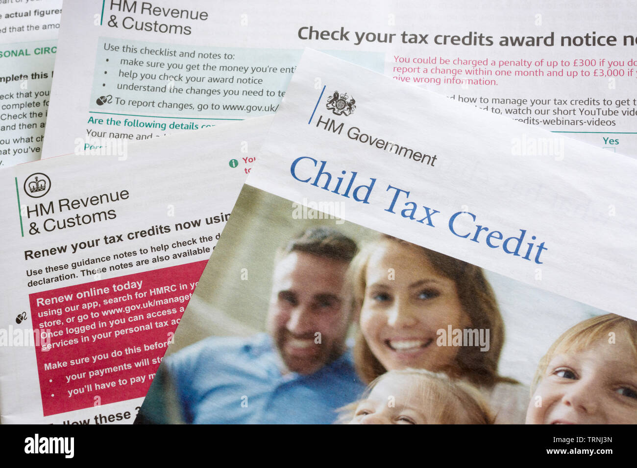HMRC child tax credit rinnovo il promemoria per il governo le prestazioni di sicurezza sociale per le persone a bassa retribuzione del reddito da lavoro con i bambini Foto Stock