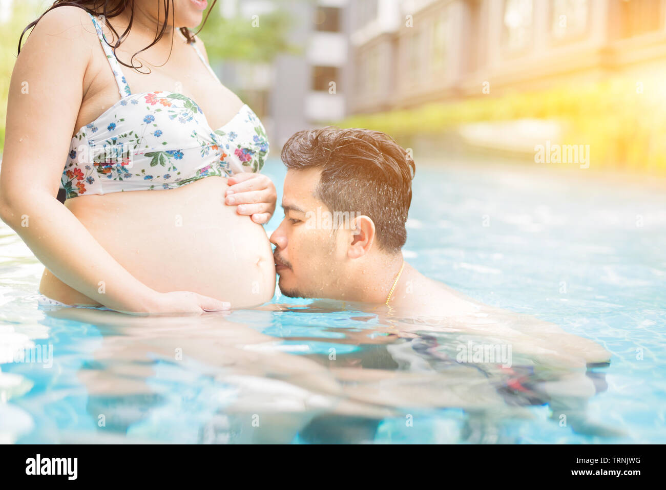 Asian donna incinta. Mamma e Bambino neonato. Festa della mamma e la giornata internazionale delle donne. Rilassarsi e svagarsi con mio marito. Foto Stock