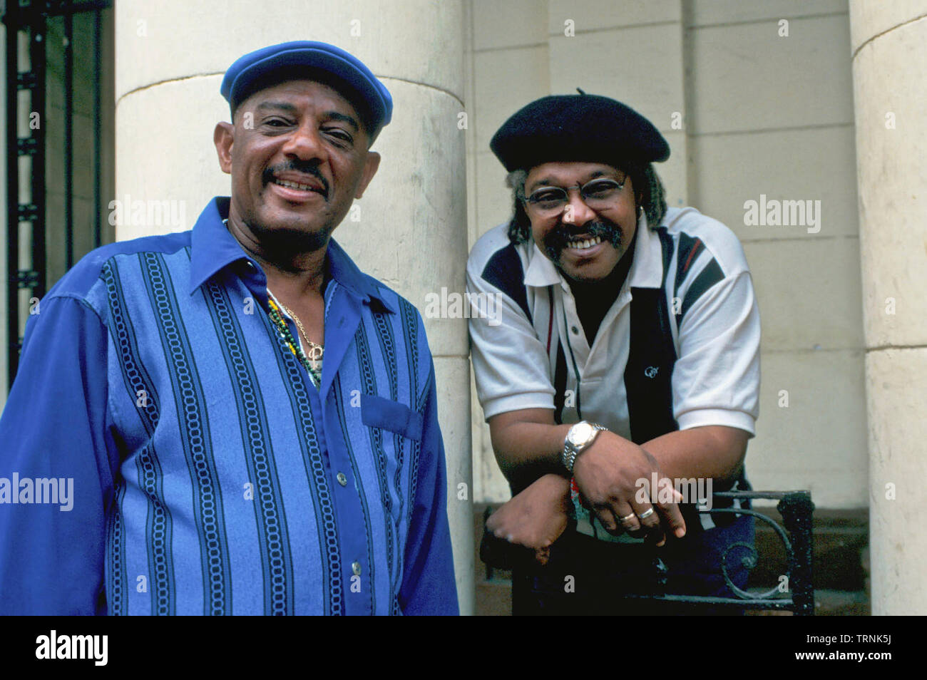 Musicisti cubani Juan de Marcos Gonzalez e Félix Valoy, membri di afro-cubane di tutte le stelle salsa band in Havana, Cuba Foto Stock