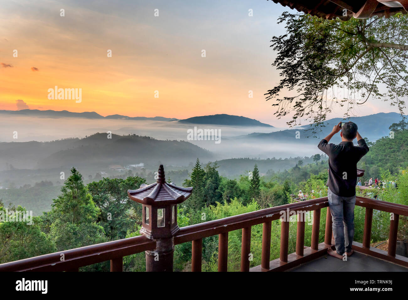 Tempio "Linh Qui Phap un', Bao Loc, Provincia di Lam Dong, Vietnam - giu 2, 2019: i turisti stanno visitando e tenendo selfies al tempio "Linh Qui Phap un Foto Stock