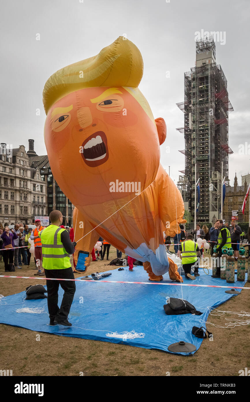 Londra, Regno Unito. Il 4 giugno 2019. Trump Baby Blimp viene gonfiato in piazza del Parlamento pronto a volare su Westminster in segno di protesta contro il presidente statunitense Donald Trump's UK visita di stato. Credito: Guy Corbishley/Alamy Live News Foto Stock