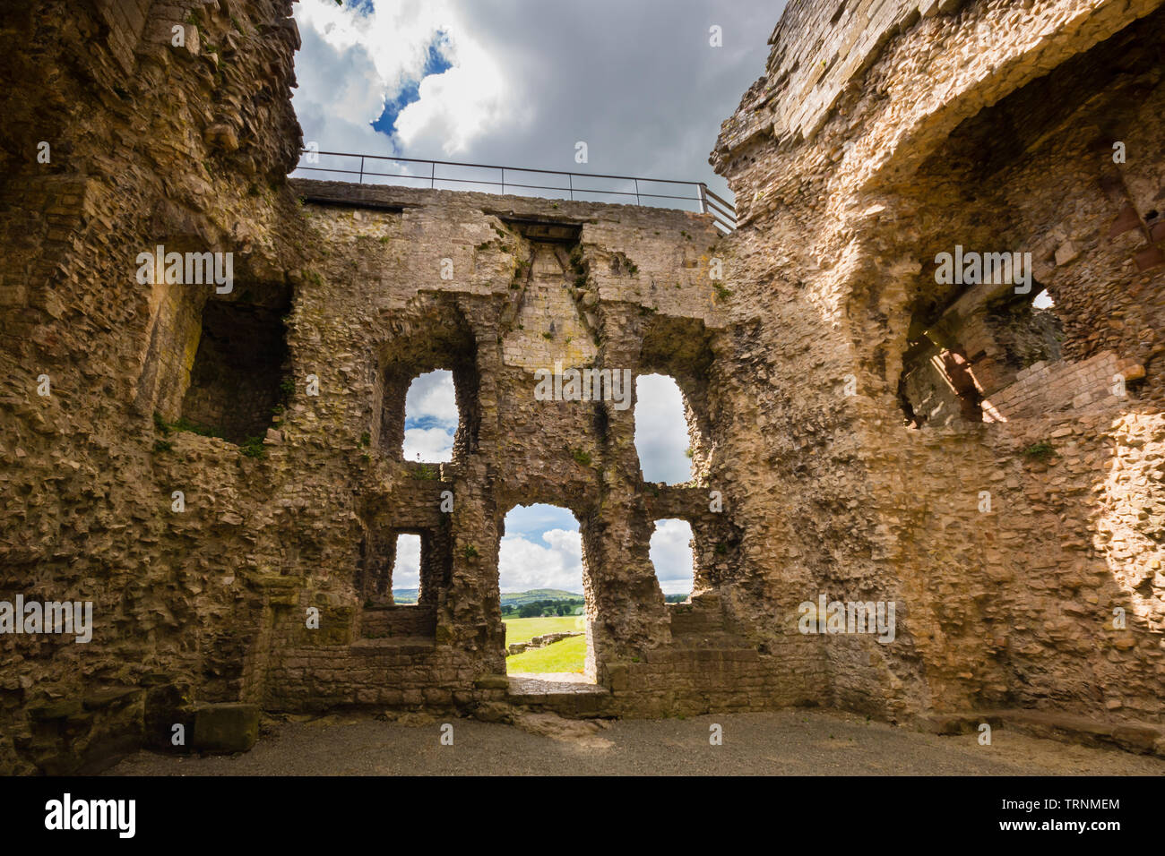 Le pareti in rovina di Denbigh castello edificato nel XIII secolo da Enrico il primo come parte delle sue fortificazioni militari di sottomettere il Welsh Foto Stock