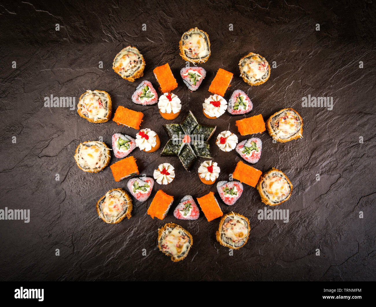 Un set di panini freschi in stile giapponese su uno sfondo scuro, vista dall'alto Foto Stock