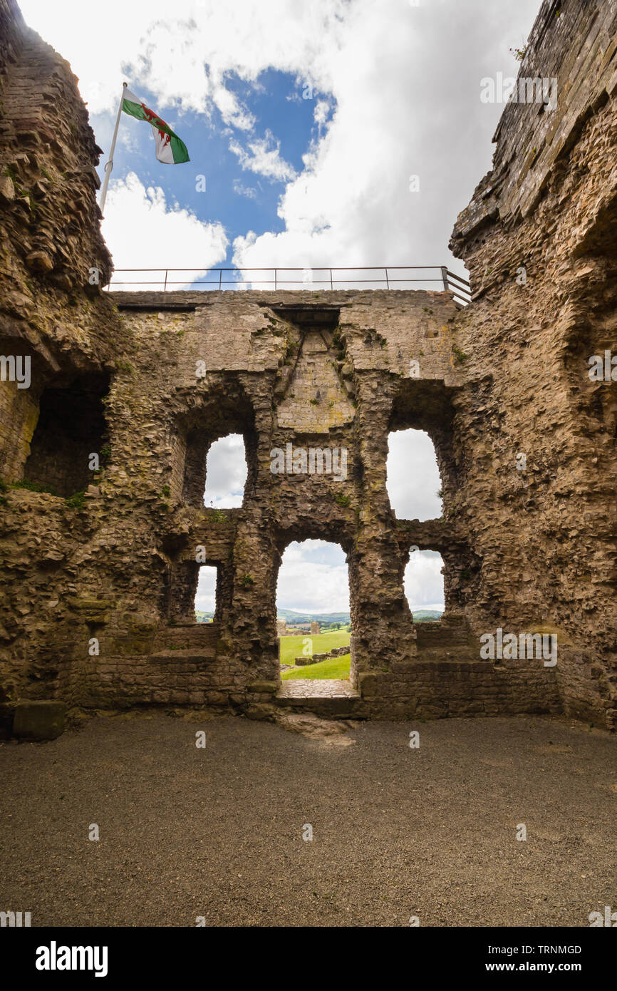 Le pareti in rovina di Denbigh castello edificato nel XIII secolo da Enrico il primo come parte delle sue fortificazioni militari di sottomettere il Welsh Foto Stock